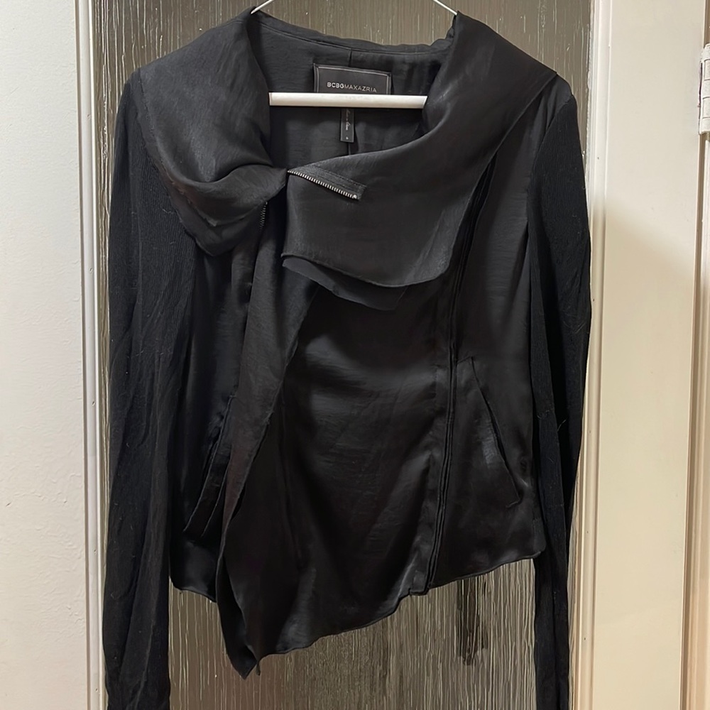 Black zipped jacket, ruffled